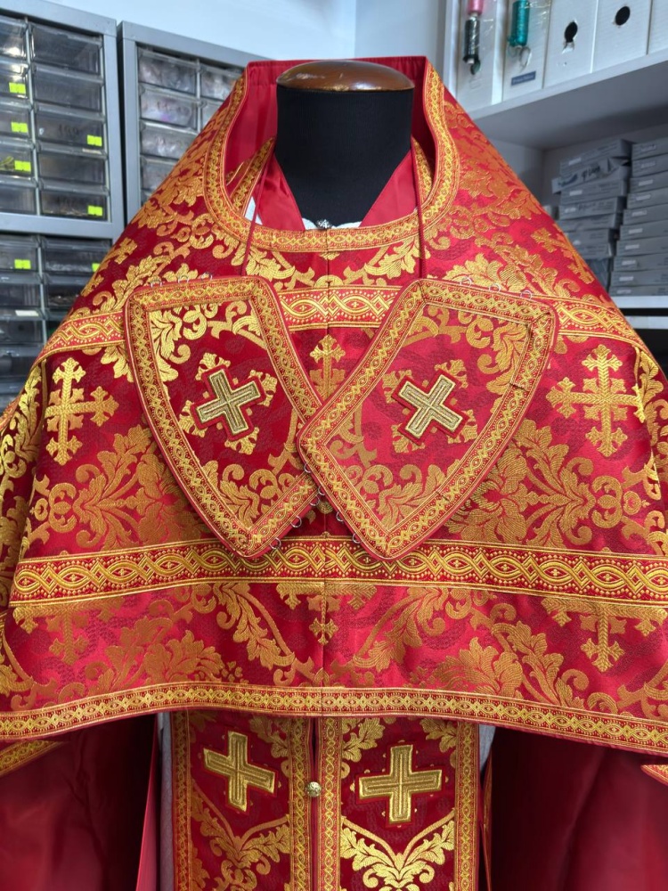 Облачение иерейское парча, красное с золотом.