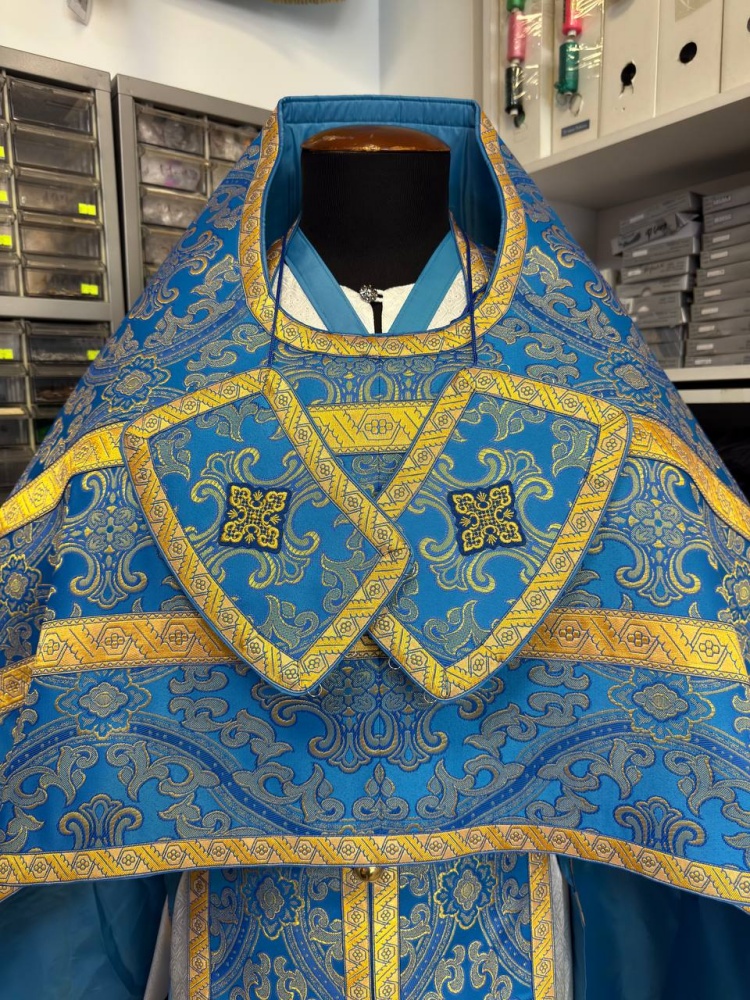 Облачение иерейское парча, голубое с золотом.