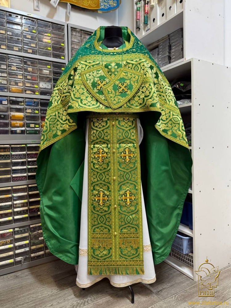 Облачение иерейское, шелк, зеленый с золотом, оплечье бархат с вышивкой.