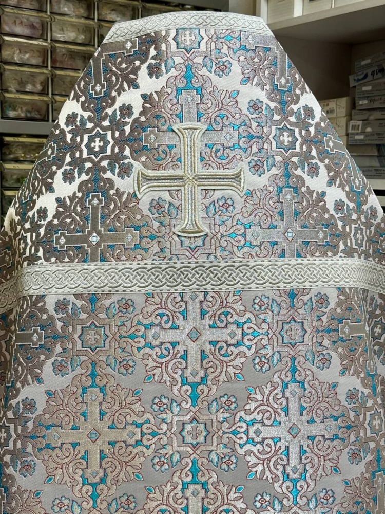 Облачение иерейское парча, белое с серебром.