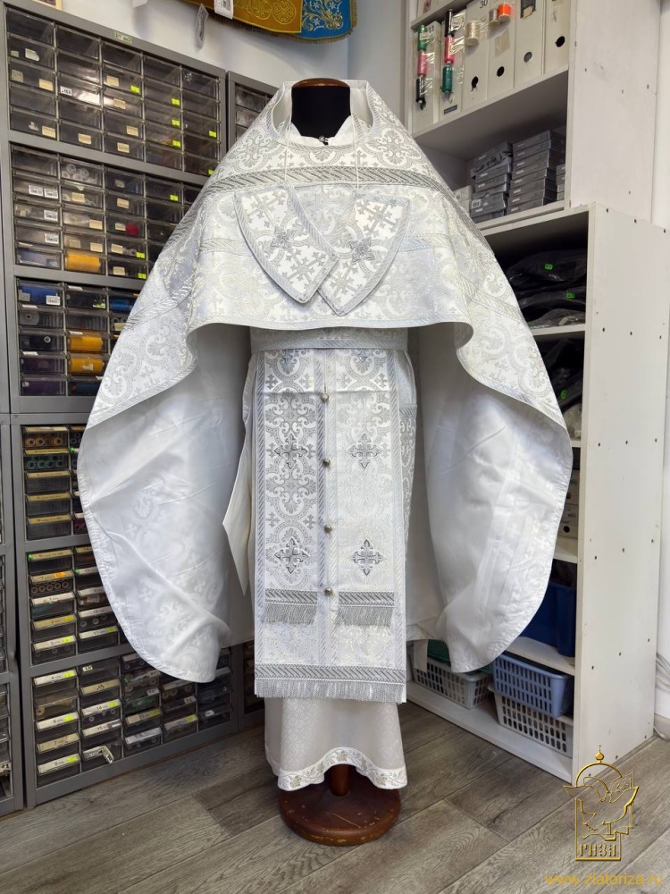 Облачение иерейское парча, белое с серебром.