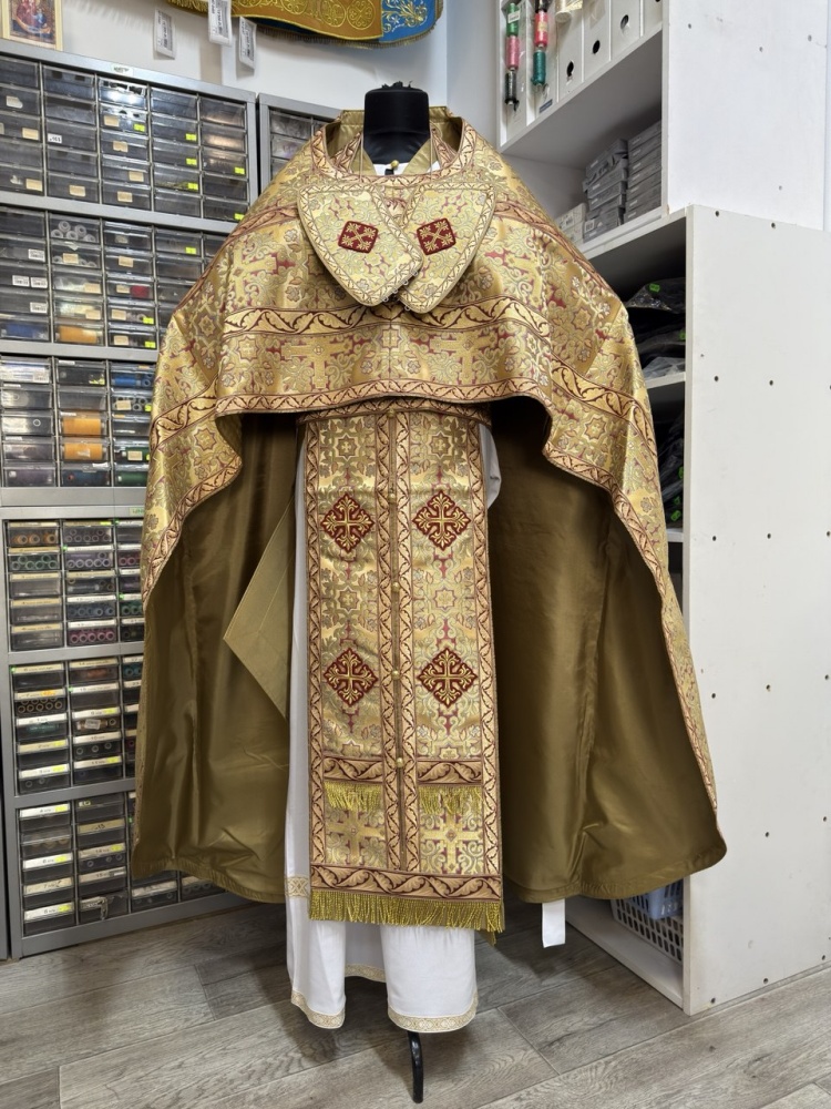 Облачение иерейское парча, желтое с золотом.