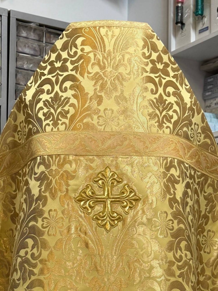 Облачение иерейское парча, желтое с золотом.