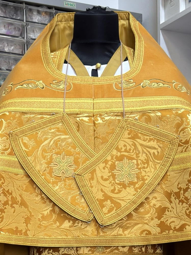 Облачение иерейское шелк, желтое с золотом, съемное вышитое бархатное оплечье ДОМИКИ.