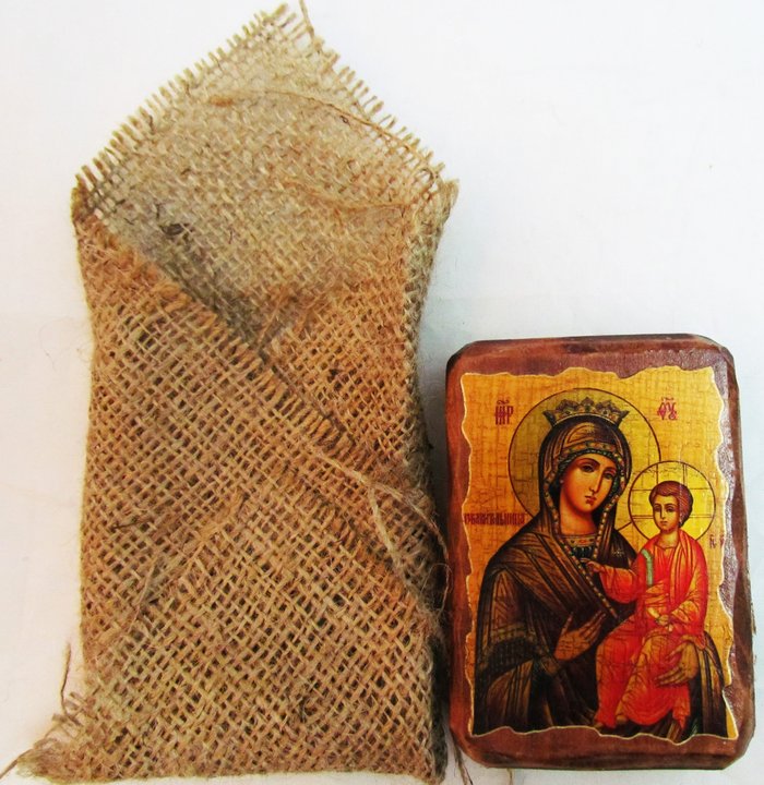 Икона Избавительница Божией Матери полиграфия 7х10 см на дереве, текстильная упаковка