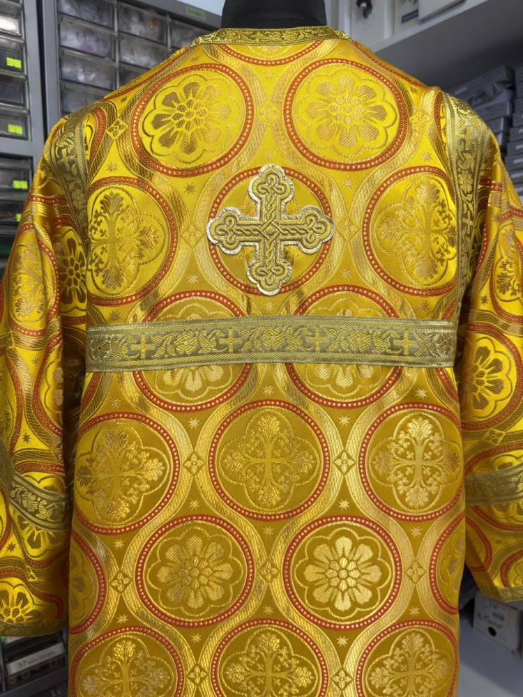 Стихарь алтарный длиной от 120 до 129 см, шелк, желтый с золотом.
