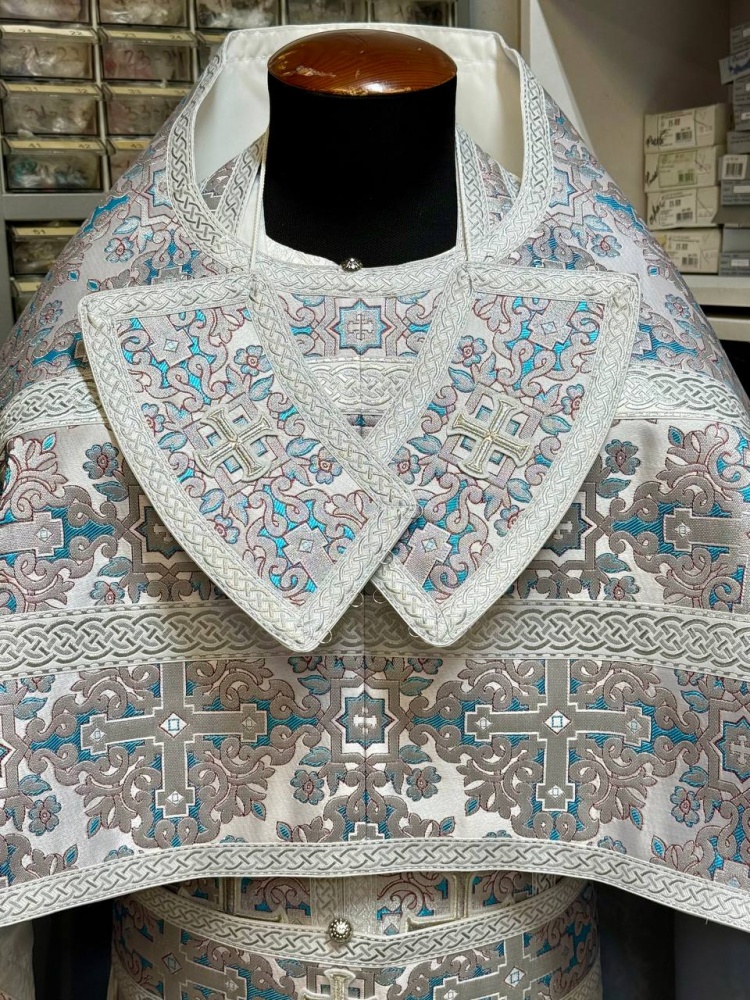 Облачение иерейское парча, белое с серебром.