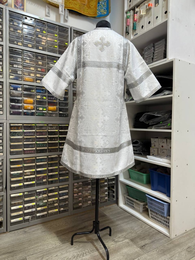 Стихарь алтарный длиной от 105 до 119 см, шелк, белый с серебром.