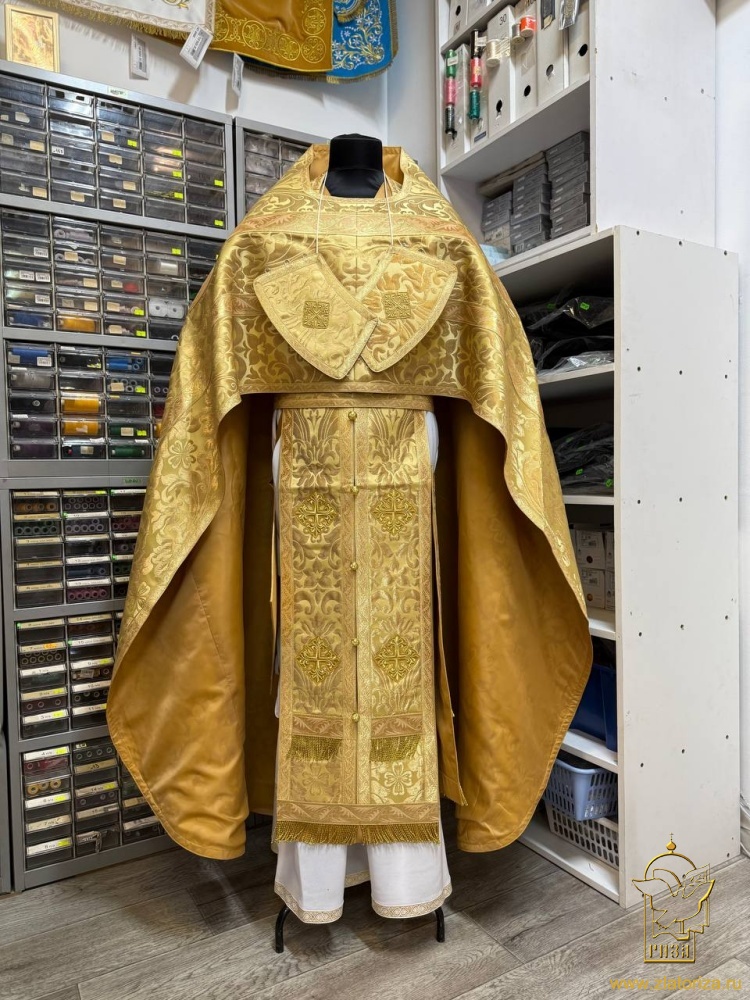 Облачение иерейское парча, желтое с золотом.