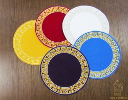 Салфетка под подсвечник, замша искус, вышивка, диаметр 15 см. Цвета: белый, зеленый, бордо, васильковый, фиолетовый, черный, гочица