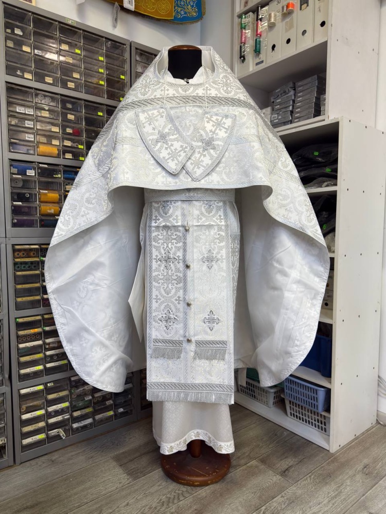 Облачение иерейское парча, белое с серебром.