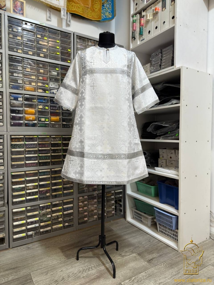 Стихарь алтарный длиной от 105 до 119 см, шелк, белый с серебром.