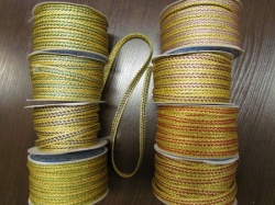 Шнур плоский, золотой, с цветной нитью, шир. 1 см, арт. Z1433, в упаковке 9 м