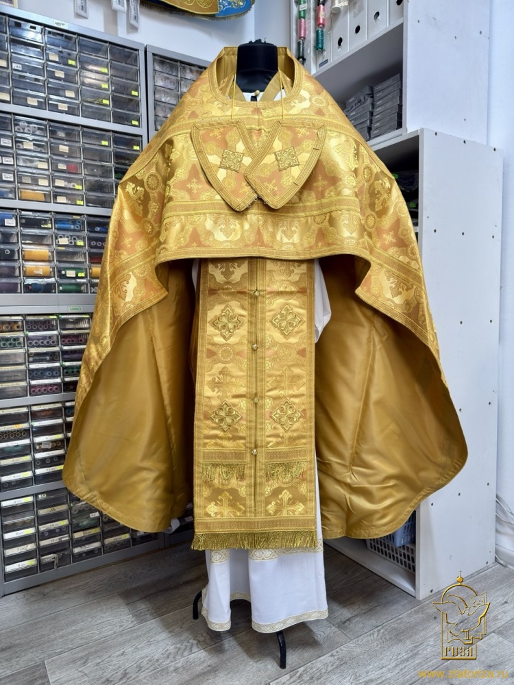 Облачение иерейское парча, желтое с золотом.
