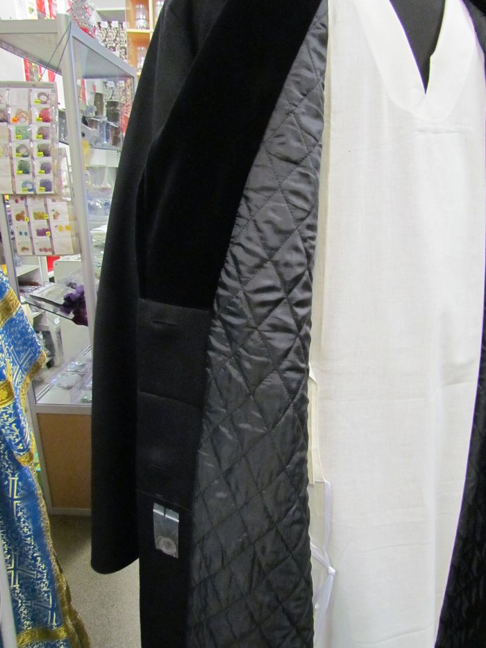 Ряса зимняя. Цвет - черный. С бархатным отворотом.