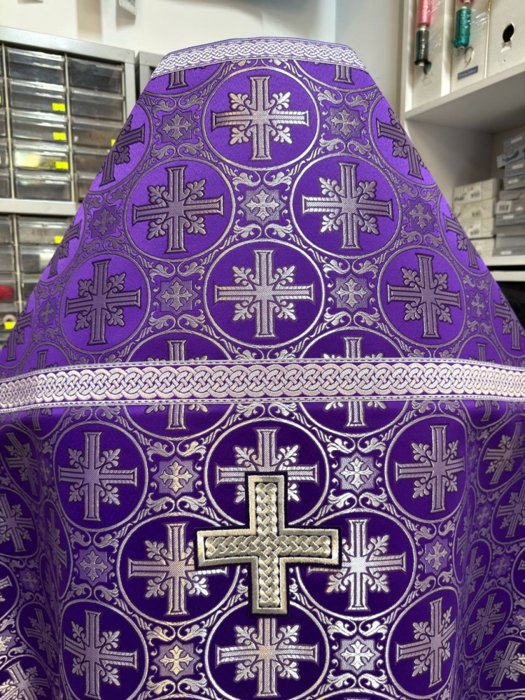 Облачение иерейское парча, фиолетовое с серебром.