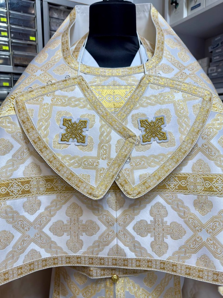 Облачение иерейское парча, белое с золотом.