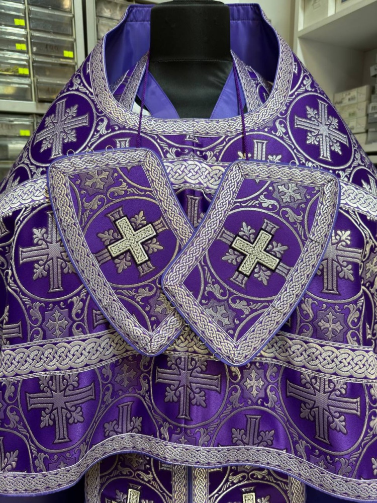 Облачение иерейское парча, фиолетовое с серебром.