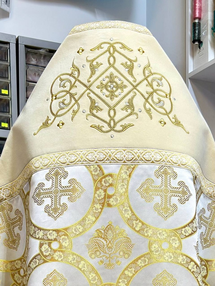 Облачение иерейское, шелк, белый с золотом с вышитым бархатным оплечьем.