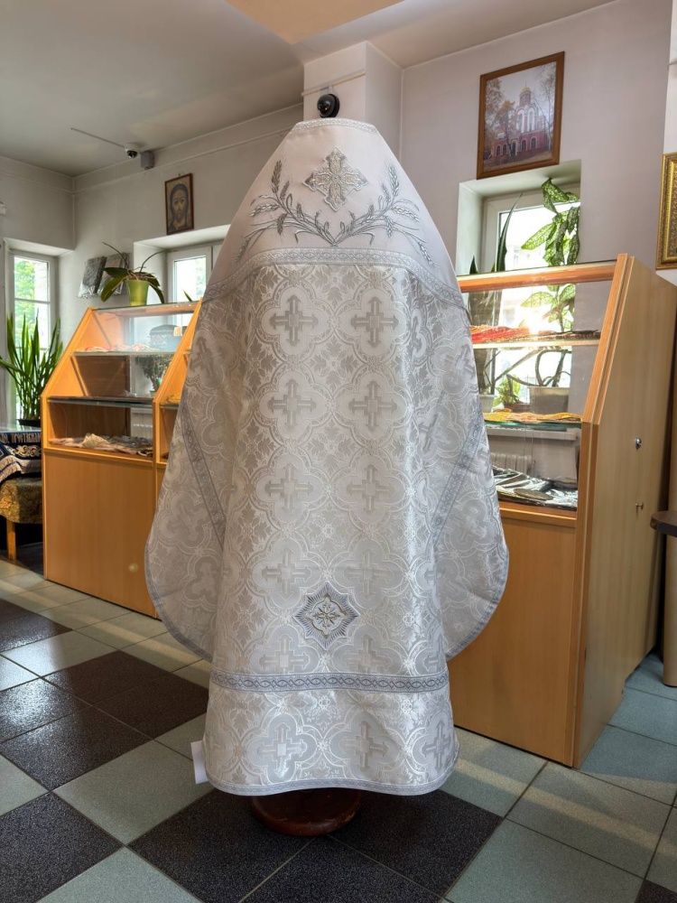 Облачение иерейское парча, белое с серебром с вышитым оплечьем.