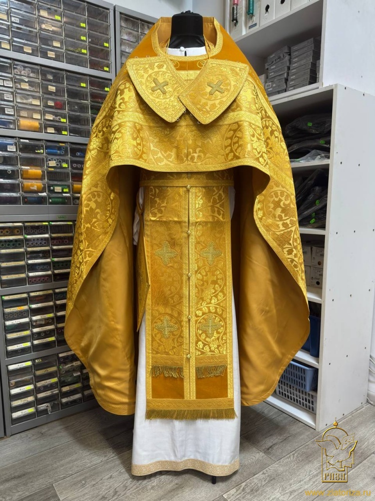 Облачение иерейское парча, желтое с золотом, вышитое бархатное оплечье.