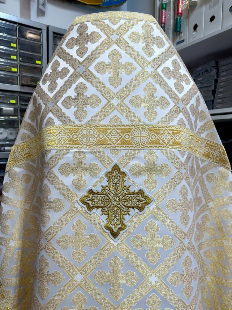 Облачение иерейское парча, белое с золотом.