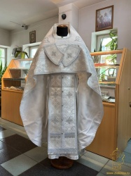 Облачение иерейское парча, белое с серебром с вышитым оплечьем.