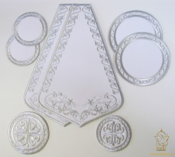 Напрестольный набор (подкрестье 2 шт, салфетка под лампаду 2 шт. , под свечи 2 шт. , для чаши 2 шт. , вышитый, цвет - белый с серебром