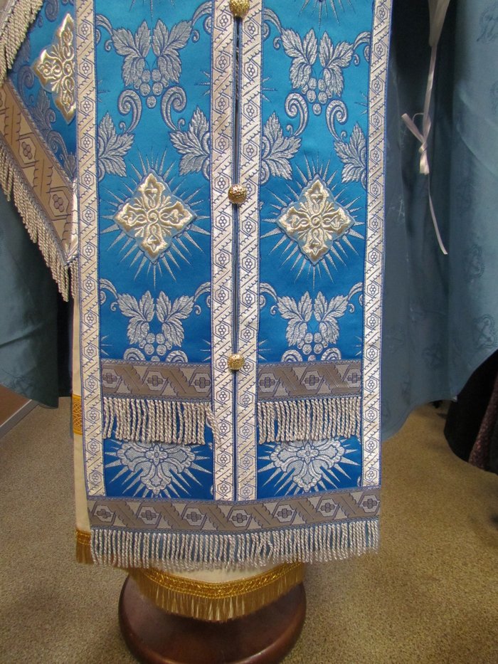 Облачение иерейское парча, голубое с серебром.