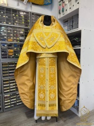 Облачение иерейское парча, желтое с золотом.