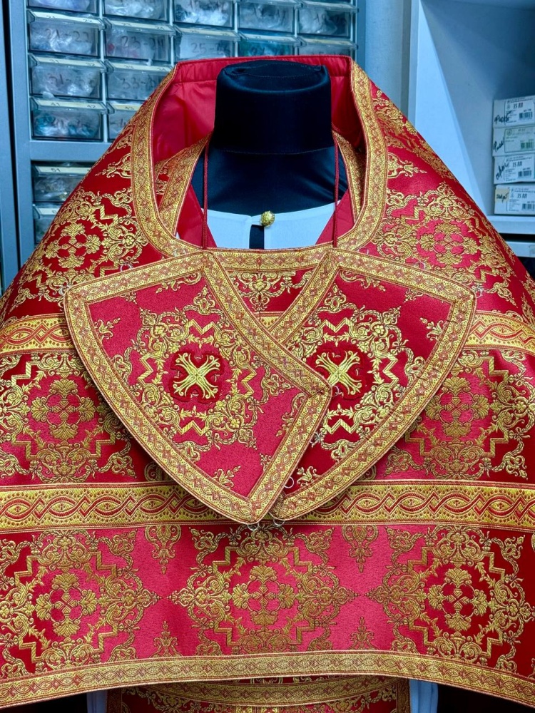 Облачение иерейское парча, красное с золотом.