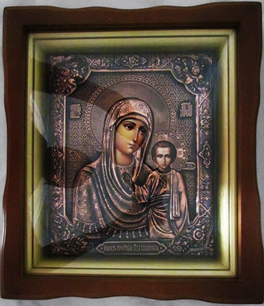 Икона Казанская Божией Матери, шелкография, гальванопластика, медь, 30х34 см, на дереве, в фигурном киоте (липа, дуб) под стеклом