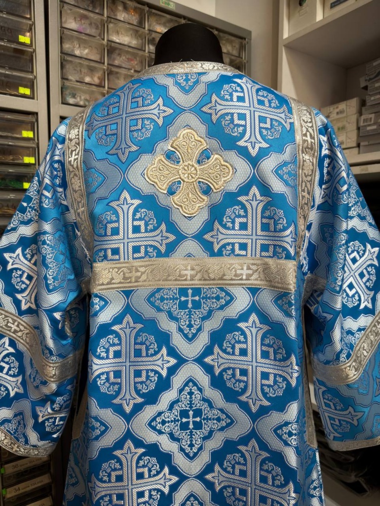 Стихарь алтарный, длиной от 120 до 129 см, шелк, голубой с золотом или серебром.