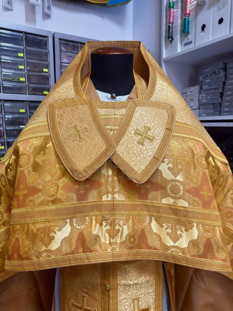 Облачение иерейское парча, желтое с золотом.
