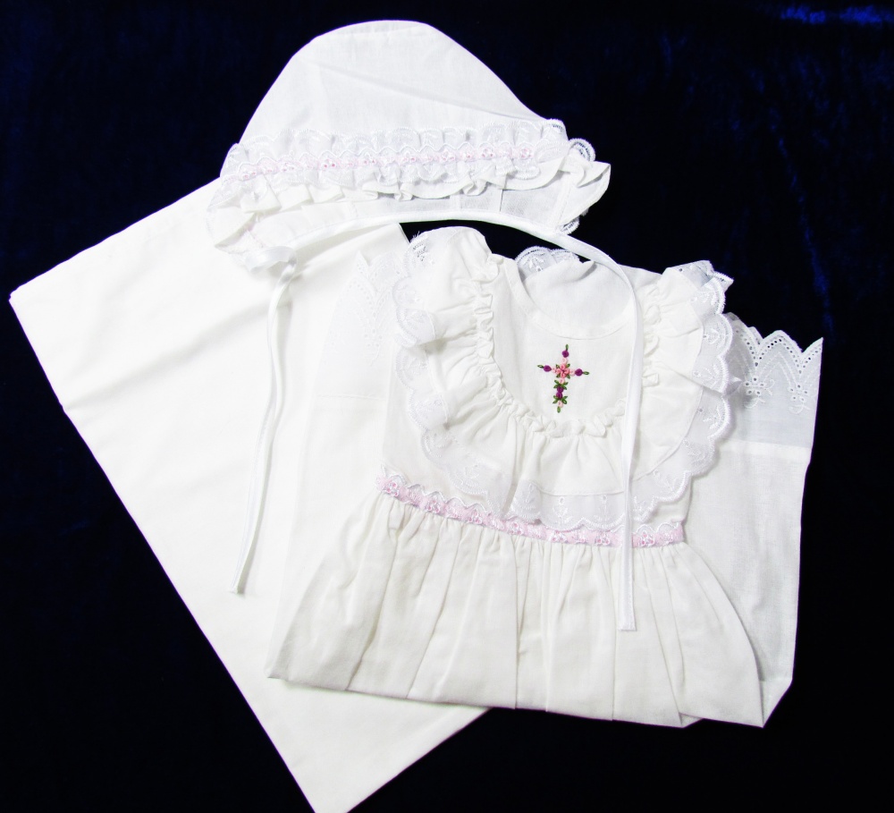Комплект крестильный для девочки до 2-х лет: платье с разрезом сзади на завязках, пеленка, чепчик, 100% хлопок отделка кружевом, крест мережка ручная работа. Произведено в России