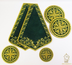Напрестольный набор (подкрестье 2 шт, салфетка под лампаду 2 шт. , под свечи 2 шт. , для чаши 2 шт. , вышитый, цвет - зеленый с золотом
