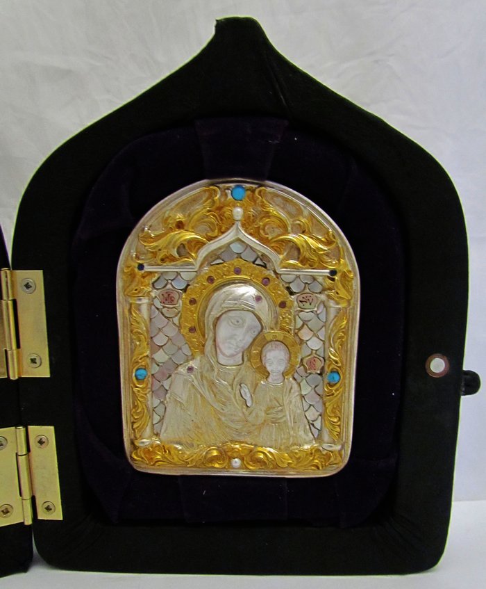Икона Казанская Божия Матерь с перламутровыми ликами инкрустированная камнями серебрение и золочение в киоте из кожи