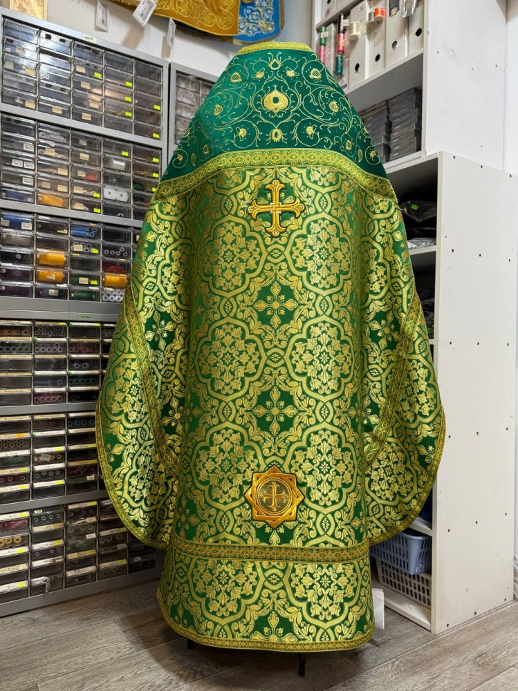 Облачение иерейское, шелк, зеленый с золотом, оплечье бархат с вышивкой.
