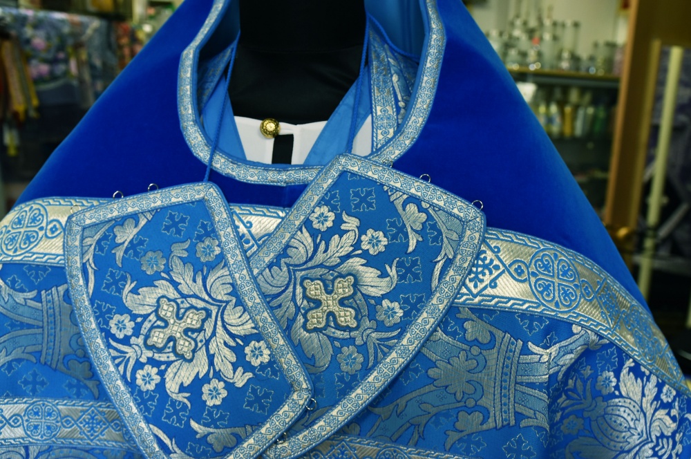 Облачение иерейское парча, голубое с серебром и бархатным оплечьем.