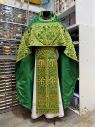 Облачение иерейское, шелк, зеленый с золотом, оплечье бархат с вышивкой.