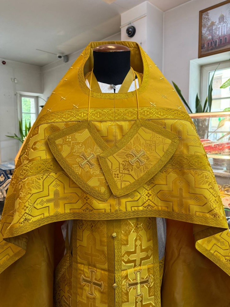 Облачение иерейское, шелк, желтый с вышитым оплечьем.