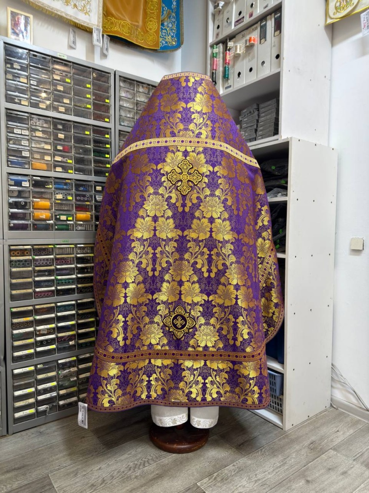 Облачение иерейское парча, фиолетовое с золотом.