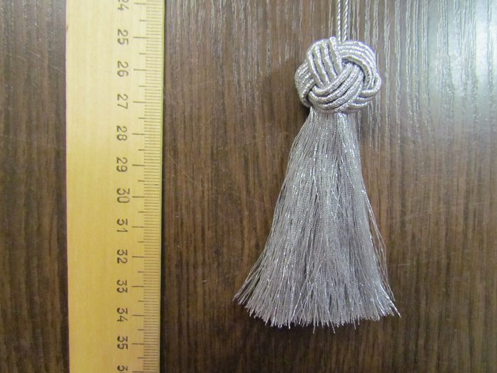 Кисть декоративная, серебро, длина 9-10 см, макушка - футбол, арт. 1946. 1961