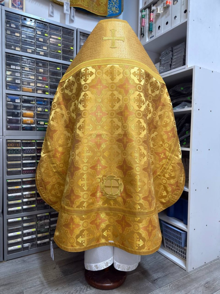 Облачение иерейское парча, желтое с золотом.
