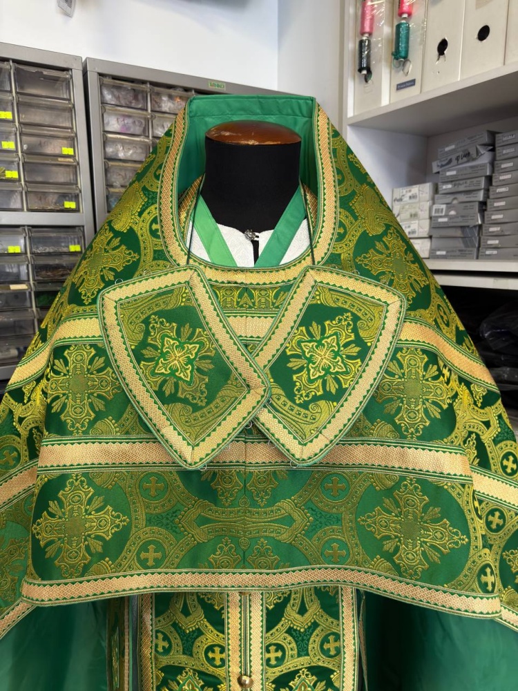 Облачение иерейское парча, зеленое с золотом.