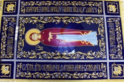 Плащаница Богородица, с оргстеклом, средник 90 х 47,5 , общий размер 140 х 95, бархат, вышивка Плащаница Богородица, с оргстеклом, средник 90 х 47,5 , общий размер 140 х 95, бархат, вышивка