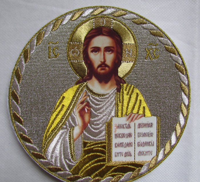 Икона Спасителя, диаметр 16,0 см, живописный лик, вышитая,