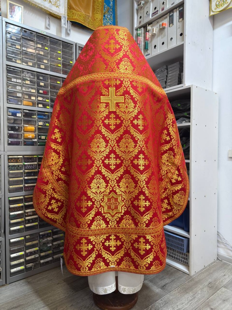 Облачение иерейское парча, красное с золотом.