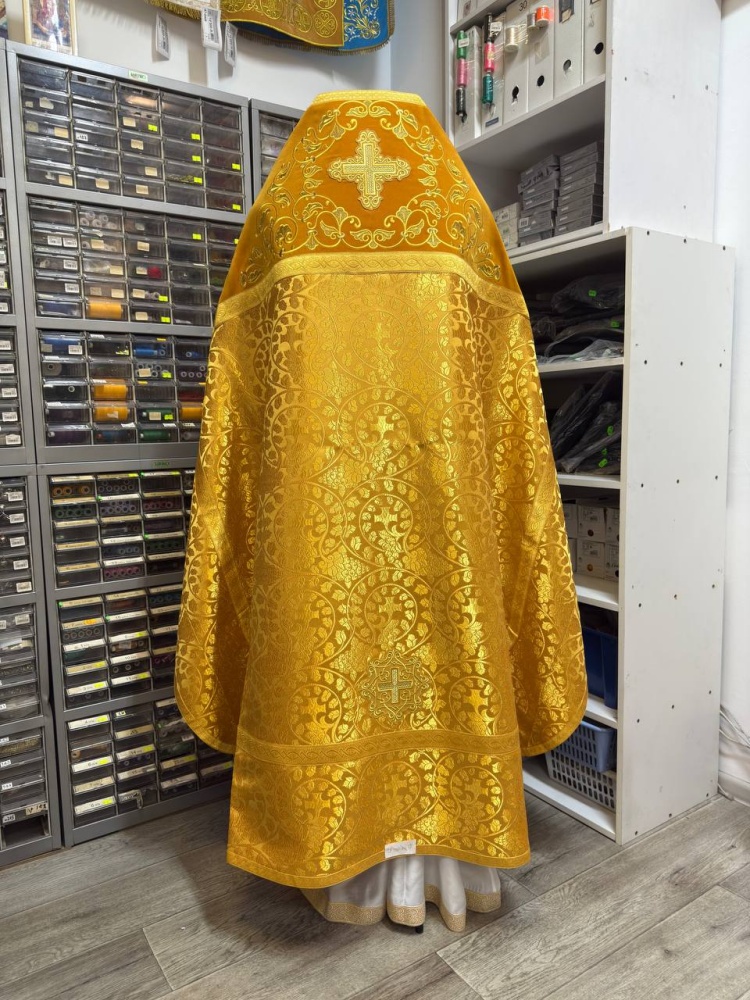 Облачение иерейское парча, желтое с золотом, вышитое бархатное оплечье.