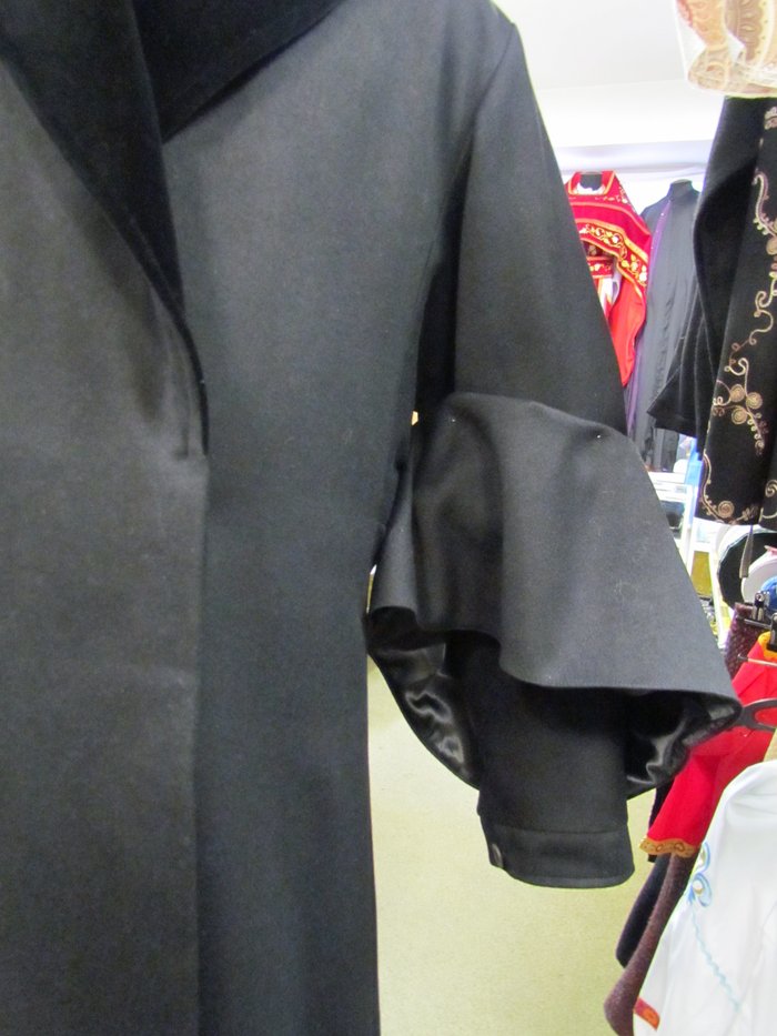 Ряса зимняя. Цвет - черный. С бархатным отворотом.